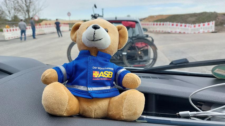 Das Wünschewagen-Maskottchen auf dem Armaturenbrett