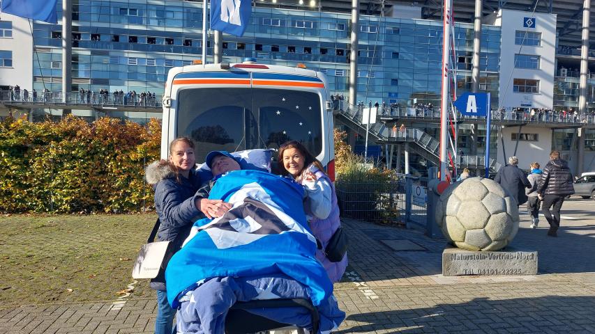 Rüdiger und seine Begleiterinnen Nicole und Rebecca vor dem Wünschewagen